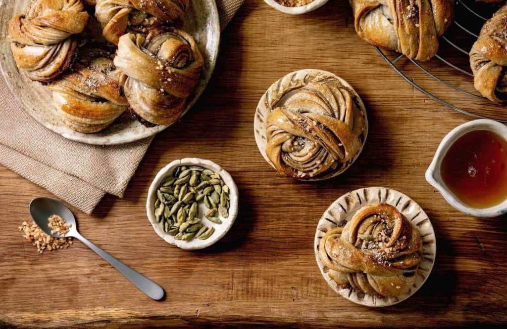 A brown platter with cardamom buns