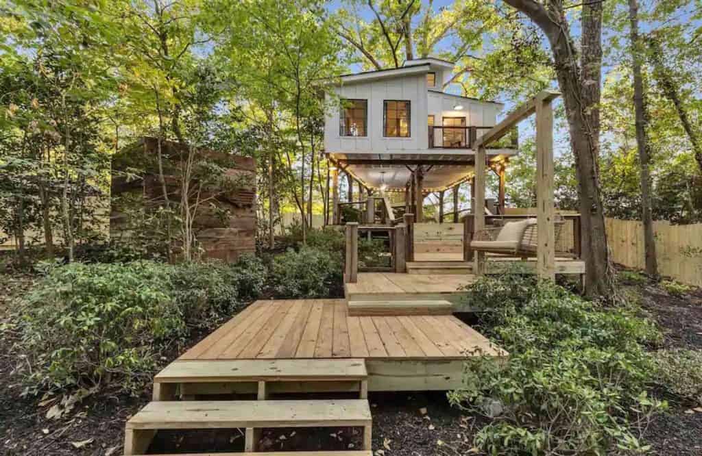 This treehouse is one of the best Airbnbs in Atlanta.